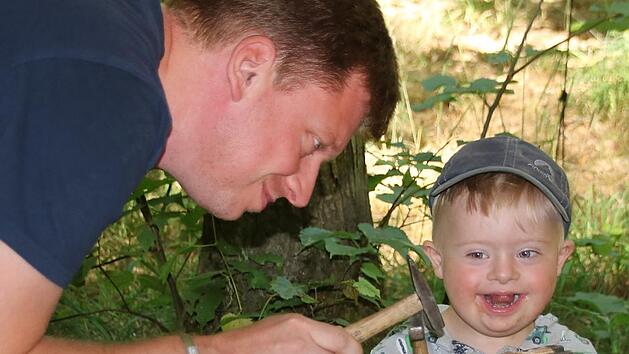 Der F&ouml;rster Sebastian Huth besucht seinen Sohn Moritz manchmal im Waldkindergarten, wo sich der Dreij&auml;hrige sichtlich wohlf&uuml;hlt. Foto: Matthias Einwag