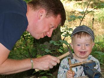 Der Förster Sebastian Huth besucht seinen Sohn Moritz manchmal im Waldkindergarten, wo sich der Dreijährige sichtlich wohlfühlt. Foto: Matthias Einwag