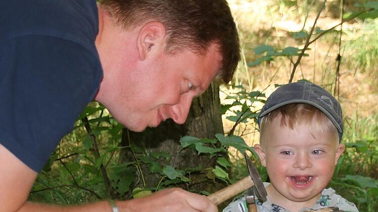 Der Förster Sebastian Huth besucht seinen Sohn Moritz manchmal im Waldkindergarten, wo sich der Dreijährige sichtlich wohlfühlt. Foto: Matthias Einwag