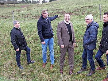 Thema des Ortstermins im Vorfeld der politischen Schlachtschüssel war die Walz-Verordnung. Mit im Bild sind (von links) Kreisobmann Michael Bienlein, Landwirt Simon Holl, CSU-Landtagsabgeordneter Jürgen Baumgärtner, BBV-Geschäftsführer Hans Rebelein und Bürgermeister Andreas Hügerich.  Foto: Gerda Völk