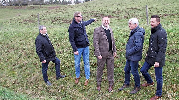 Thema des Ortstermins im Vorfeld der politischen Schlachtschüssel war die Walz-Verordnung. Mit im Bild sind (von links) Kreisobmann Michael Bienlein, Landwirt Simon Holl, CSU-Landtagsabgeordneter Jürgen Baumgärtner, BBV-Geschäftsführer Hans Rebelein und Bürgermeister Andreas Hügerich.  Foto: Gerda Völk