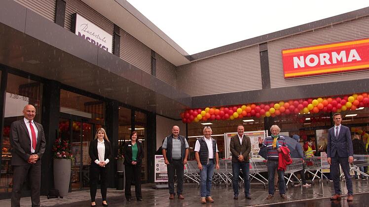 Die Verantwortlichen freuen sich über die Eröffnung des Regionalmarktplatzes.    Foto: Yannick Hupfer