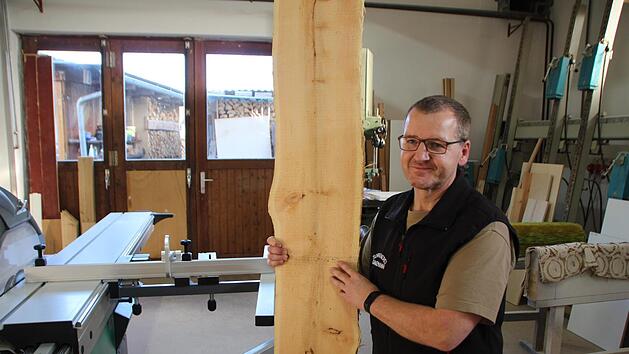 Christian Steiner geht auf Nummer sicher und lässt immer nur noch einen Kunden in seine Ausstellungshalle.  Foto: Andreas Dorsch