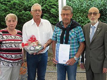 Gabi Jachmann, die im Hammelburger VdK künftig die beiden Ortsvereine Unter und -Obererthal vertritt, Ortsvorsitzender Georg Väth (von links) sowie VdK-Vize-Kreisvorsitzender Helmut Beck (rechts) dankten Franz-Josef Kuchenbrod (2. von recht) für s...
