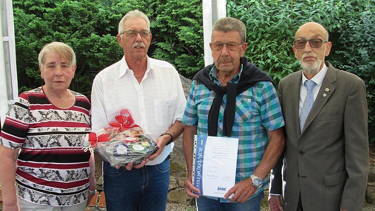 Gabi Jachmann, die im Hammelburger VdK künftig die beiden Ortsvereine Unter und -Obererthal vertritt, Ortsvorsitzender Georg Väth (von links) sowie VdK-Vize-Kreisvorsitzender Helmut Beck (rechts) dankten Franz-Josef Kuchenbrod (2. von recht) für s...