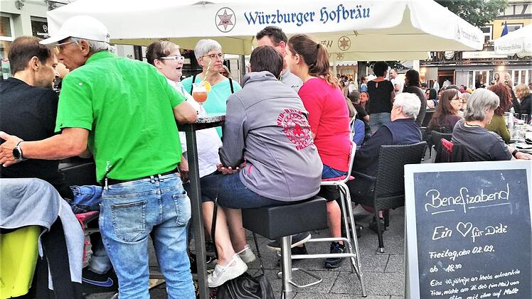 Die Tische waren voll besetzt.