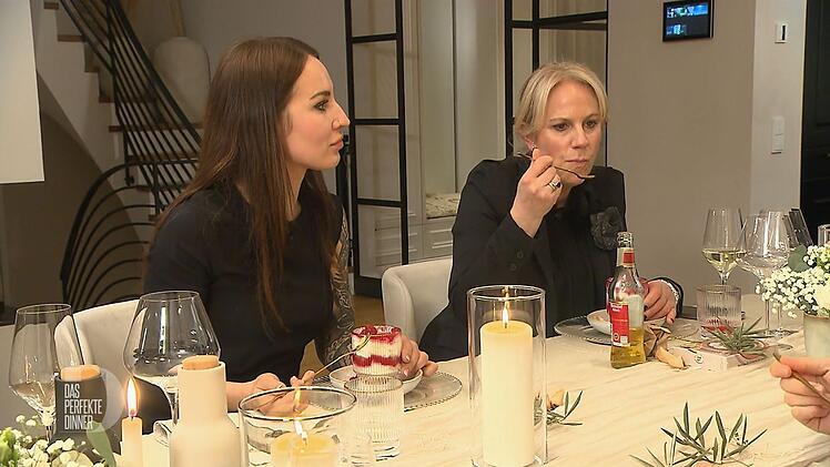 Katharina (links) und Tina mundet das Dessert.