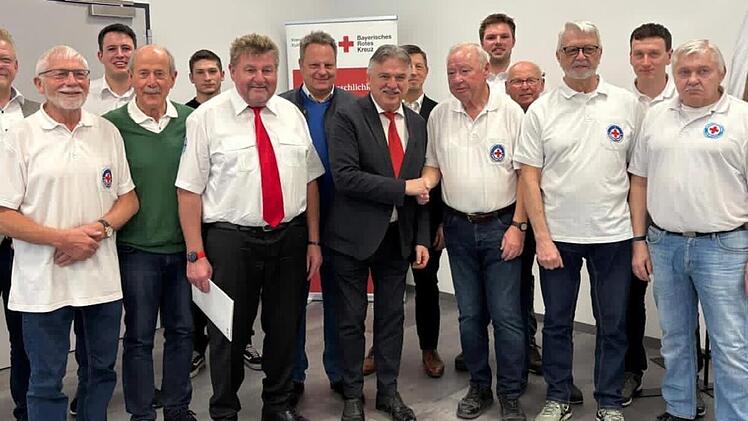 Geehrte Mitglieder mit Vorstandschaft und Ehreng&auml;sten.