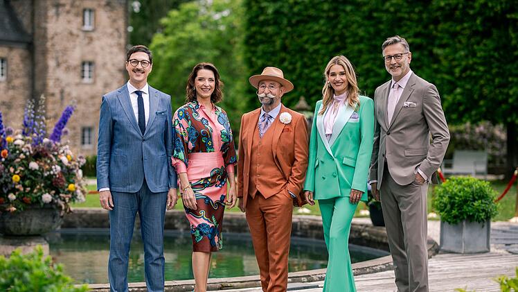 Horst Lichter (Mitte) und sein Expertenteam haben sich f&uuml;r die Sommer-Spezialausgabe in Schale geworfen: Colmar Schulte-Goltz (links), Wendela Horz (zweite von links), Dr. Bianca Berding und Detlev K&uuml;mmel.