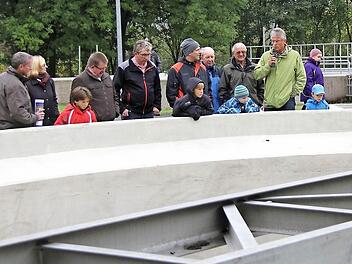 Informativ:Geschäftsführer Burkhard Oschmann vom Abwasser-Zweckverband Thulba/Saale (hellgrüne Jacke) führte durch die Kläranlage, für die sich viele Besucher interessierten.  Fotos: Gerd Schaar