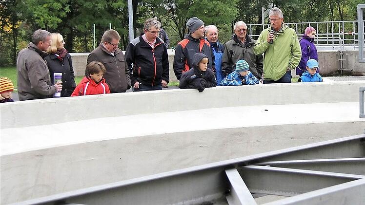 Informativ:Geschäftsführer Burkhard Oschmann vom Abwasser-Zweckverband Thulba/Saale (hellgrüne Jacke) führte durch die Kläranlage, für die sich viele Besucher interessierten.  Fotos: Gerd Schaar
