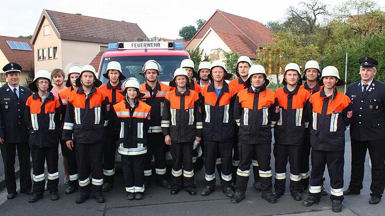 Die erfolgreichen Truppmann II -Prüflinge mit ihren Ausbildern und Johannes Röss (hinten, 3.v.l.), dem Feuerwehr-Referenten im Stadtrat.