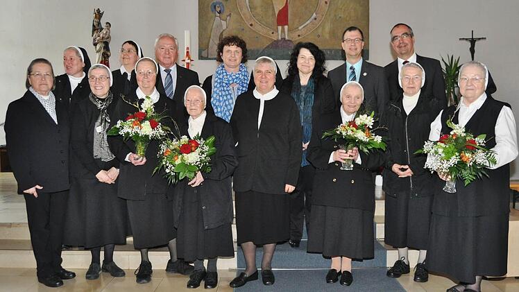 Gemeinsam mit den Ehrengästen aus den Reihen der Dillinger Franziskanerinnen und den Gästen aus der Politik stellten sich die scheidenden Schwestern (von links) Hildegard Hilkmann, Oswina Wittmann, Odilia Rutsch und Vita Breitsameter zum Erinnerungsfoto auf. Es fehlt die erkrankte Sr. M. Ermelinde Brandl. Foto: Kohles