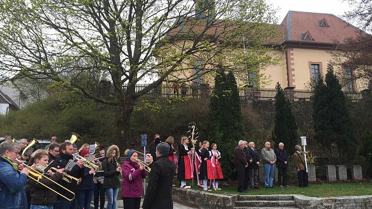Totenehrung am Ehrenmal, Foto: Regina Rinke
