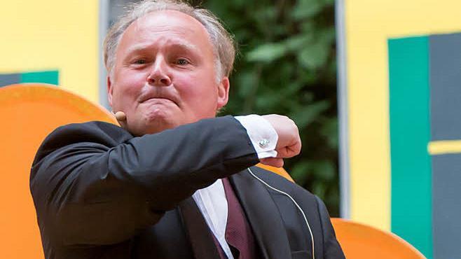 Mit seiner Hommage an Heinz Erhardt begeisterte Claus J. Frankl ion Heldritt. Foto: Albert Höchstädter