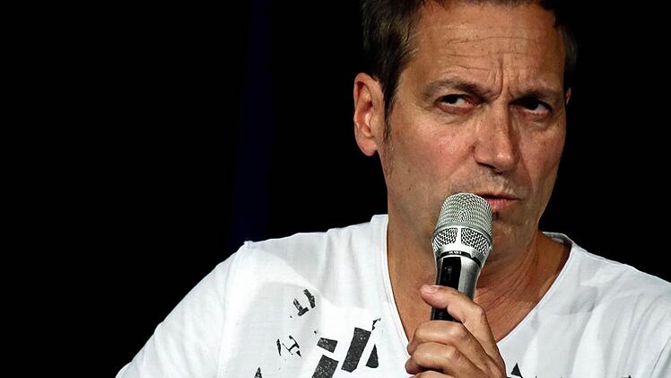 Wortgewandt und unterhaltsam : Dieter Nuhr gastierte im Coburger Kongresshaus. Foto: Jochen Berger