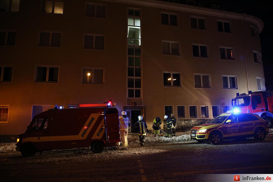 Winterliche Straßenverhältnisse sorgen für geborstene Fensterscheiben - Brummifahrer rutscht in Laterne - Straßenbeleuchtung kracht in Mehrfamilienhaus