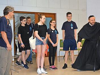 Ein aufgelöster Martin Luther (alias Pater Felix) empfing die Gruppen im großen Saal. Der Teufel sei bei ihm gewesen, und bei der Flucht habe er wichtige Passagen der deutschen Bibelübersetzung verloren. Die gelte es zu finden, sagte er den Ministrantengruppen.  Fotos: Hanns Friedrich