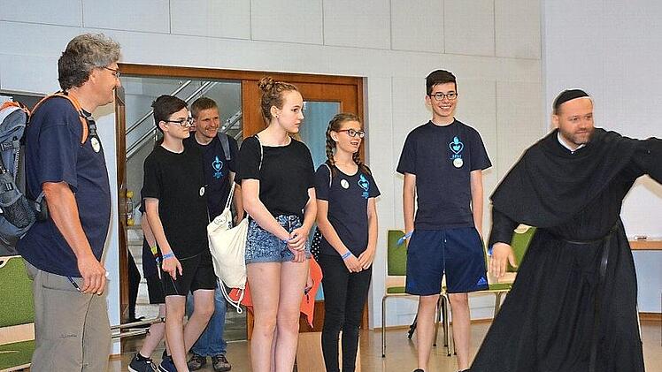Ein aufgelöster Martin Luther (alias Pater Felix) empfing die Gruppen im großen Saal. Der Teufel sei bei ihm gewesen, und bei der Flucht habe er wichtige Passagen der deutschen Bibelübersetzung verloren. Die gelte es zu finden, sagte er den Ministrantengruppen.  Fotos: Hanns Friedrich