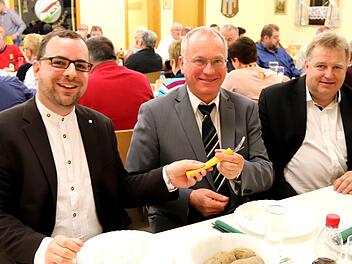 Christian Enz, Martin Oberle und stellvertretender Bezirksvorsitzender Axel Rogner freuen sich auf ihren Hering. Foto: J. Blum