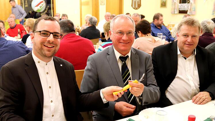 Christian Enz, Martin Oberle und stellvertretender Bezirksvorsitzender Axel Rogner freuen sich auf ihren Hering. Foto: J. Blum