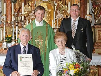 Sagen ade: Hans und Maria Batz (hinten von links: Pfarrer Matthias Steffel und Harald Böttinger