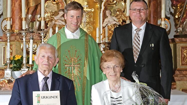 Sagen ade: Hans und Maria Batz (hinten von links: Pfarrer Matthias Steffel und Harald Böttinger