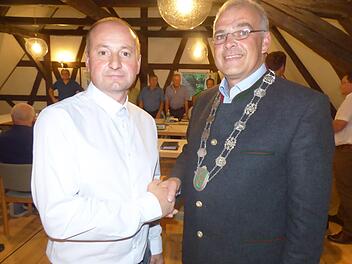 Stefan Richter  (l) wurde von  Bürgermeister Hanngörg Zimmermann  als neuer Gößweinsteiner Marktgemeinderat vereidigt. Foto: Thomas Weichert