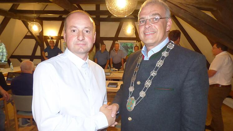 Stefan Richter  (l) wurde von  Bürgermeister Hanngörg Zimmermann  als neuer Gößweinsteiner Marktgemeinderat vereidigt. Foto: Thomas Weichert