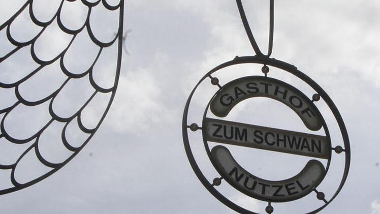 Das Schild "Gasthaus Nützel - Zum Schwan" ist ein Schmuckstück. Foto: Sonny Adam
