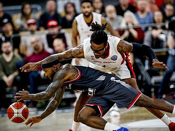 Wie so oft in dieser Partie kommt Tyrese Rice auf dem Weg zum Korb ins Straucheln: Hier gleitet dem Bamberger Spielmacher gegen den Ex-NBA-Star Amar'e Stoudemire der Ball aus den Händen. Foto: Daniel Löb