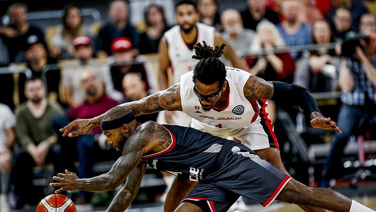 Wie so oft in dieser Partie kommt Tyrese Rice auf dem Weg zum Korb ins Straucheln: Hier gleitet dem Bamberger Spielmacher gegen den Ex-NBA-Star Amar'e Stoudemire der Ball aus den Händen. Foto: Daniel Löb