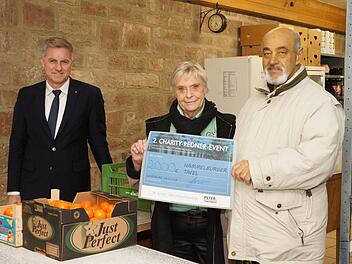 Spendenübergabe: Gerd Kunert, Geschäftsführer der Dr. Schmitt GmbH Würzburg, Tafel-Schatzmeisterin Luise Smolik und Dieter Roth, Vorsitzender der Hammelburger Tafel. Foto: Arkadius Guzy