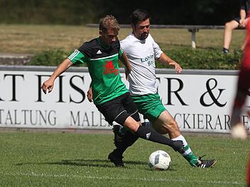 Der SV Wolfers-/Neuengrün will mit Florian Schuberth (grünes Trikot) mit einem Auswärtssieg in Marktgraitz in die Restrückrunde starten. Frank Fugmann muss mit Friesen II beim TSV Weißenbrunn ran.  Foto: Lisa Hümmer