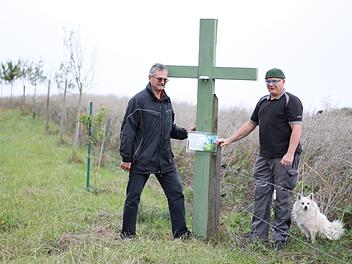 Wolfgang Müller und Georg Schwemmlein (von links) aus Eltmann beteiligen sich an der Protest-Aktion "Grüne Kreuze". Foto: Teresa Hirschberg