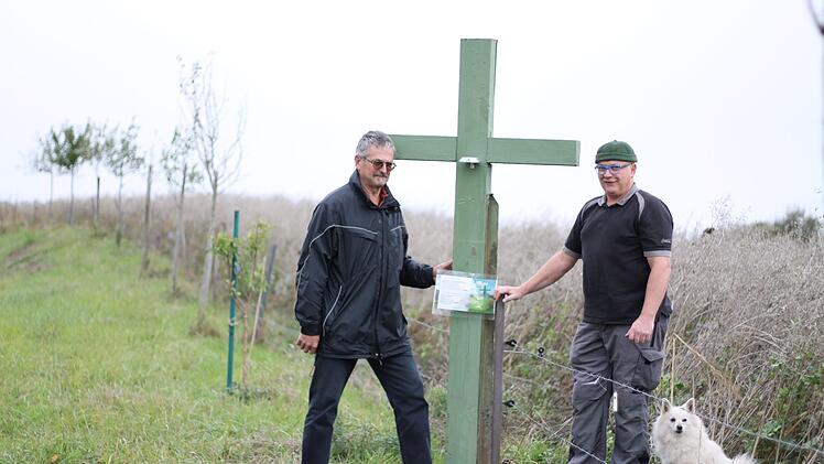 Wolfgang Müller und Georg Schwemmlein (von links) aus Eltmann beteiligen sich an der Protest-Aktion "Grüne Kreuze". Foto: Teresa Hirschberg
