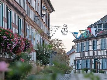 Die Gemeinde Untermerzbach will sich an einer "Fachwerkroute" in Franken beteiligen. Sie soll, beginnend in Bad Windsheim, auch durch Untermerzbach führen. Der Gemeinderat verspricht sich dadurch einen Werbeeffekt für den Fremdenverkehr. Unser Bild zeigt die Dorfmitte von Untermerzbach, in der Fachwerk dominiert.  Foto: Eckehard Kiesewetter