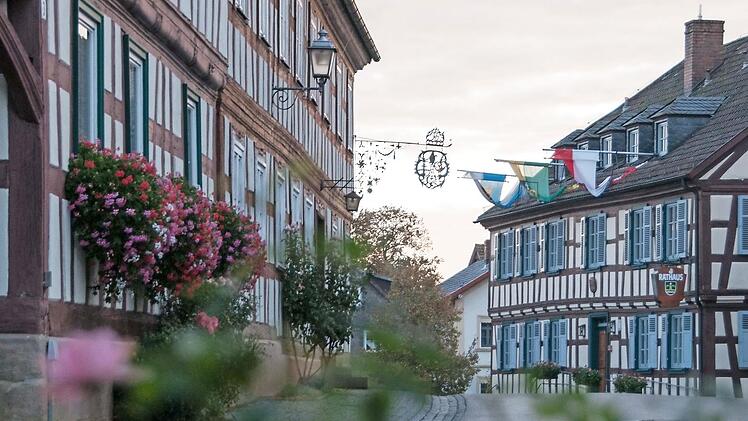 Die Gemeinde Untermerzbach will sich an einer "Fachwerkroute" in Franken beteiligen. Sie soll, beginnend in Bad Windsheim, auch durch Untermerzbach führen. Der Gemeinderat verspricht sich dadurch einen Werbeeffekt für den Fremdenverkehr. Unser Bild zeigt die Dorfmitte von Untermerzbach, in der Fachwerk dominiert.  Foto: Eckehard Kiesewetter