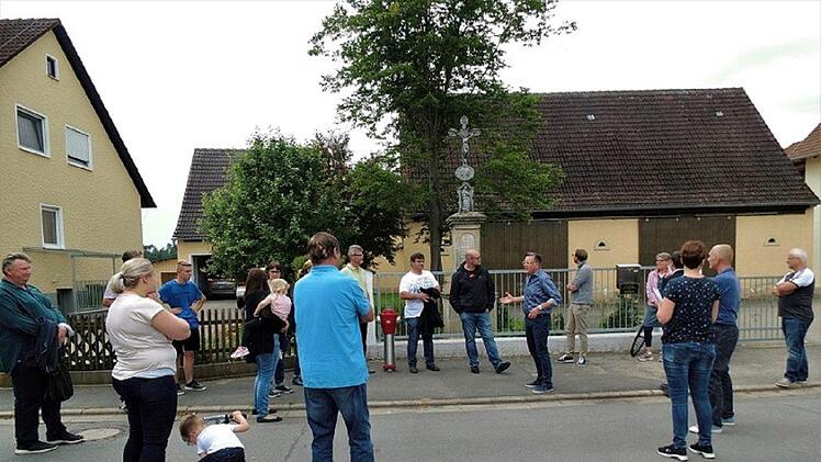 Bgm.Karsten Fischkal präsentiert einen möglichen Platz für ein  neues Buswartehäuschen