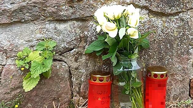 Am Ungl&uuml;cksort in Zeitlofs stehen Kerzen und Blumen. Foto: Rebecca Vogt