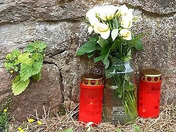 Am Unglücksort in Zeitlofs stehen Kerzen und Blumen. Foto: Rebecca Vogt