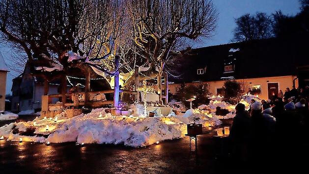 Rund 200 Besucher nahmen am Gottesdienst unter freiem Himmel auf dem Dorfplatz in Wichsenstein teil.
