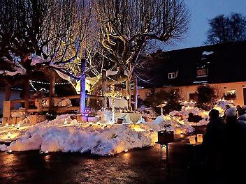 Rund 200 Besucher nahmen am Gottesdienst unter freiem Himmel auf dem Dorfplatz in Wichsenstein teil.