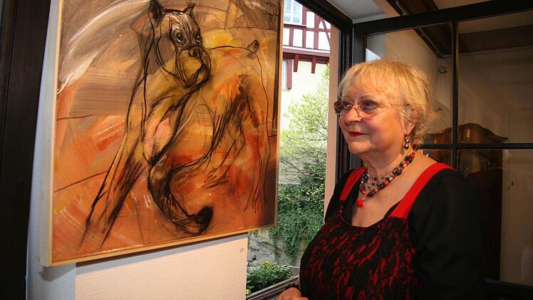 Heidi Reitberger liebt die Kunst von Horst Böhm. Fotos: Sonja Adam