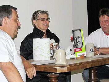 Am "Alt-Oberbürgermeister-Stammtisch" plauderten Josef Frey, Gabriele Morper-Marr und Martin Ruggaber (von links) über Anekdoten aus der "Ära Kastner". Fotos: Hermann Fechter