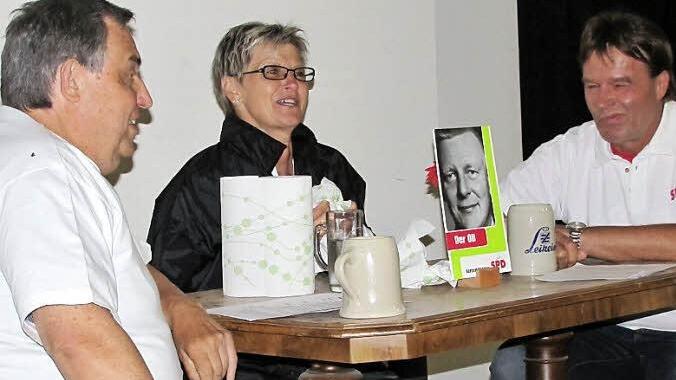 Am "Alt-Oberbürgermeister-Stammtisch" plauderten Josef Frey, Gabriele Morper-Marr und Martin Ruggaber (von links) über Anekdoten aus der "Ära Kastner". Fotos: Hermann Fechter