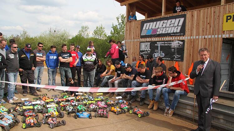 Oberbürgermeister Henry Schramm schnitt das Band durch - und das Rennen konnte beginnen. Foto: Sonja Adam