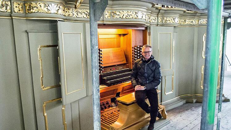 Peter Stenglein an der Schuke-Orgel von St. Moriz, die zwei Jahre lang eingepackt war.Foto: Jochen Berger