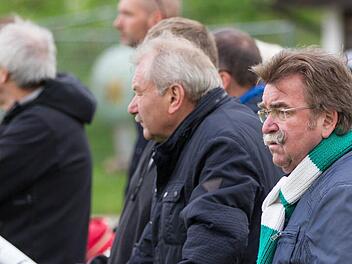 Angespannte Mienen gab es nach der Niederlage gegen Nürnberg beim Anhang des SV Friesen mit dem langjährigen Vorstandsmitglied und Mäzen Josef Geiger. Hellen sie sich morgen wieder etwas auf? Foto: Heinrich Weiß