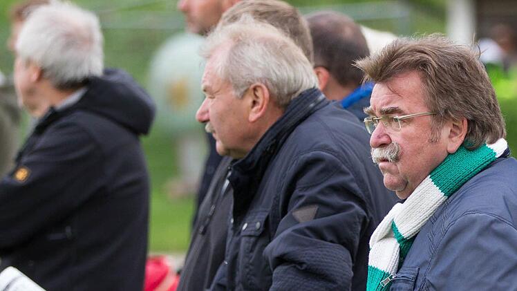 Angespannte Mienen gab es nach der Niederlage gegen Nürnberg beim Anhang des SV Friesen mit dem langjährigen Vorstandsmitglied und Mäzen Josef Geiger. Hellen sie sich morgen wieder etwas auf? Foto: Heinrich Weiß